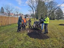 Na zámku Lány se venku sází stromy, uvnitř jsou už Vánoce