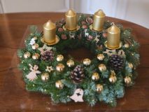 Na zámku Lány se venku sází stromy, uvnitř jsou už Vánoce