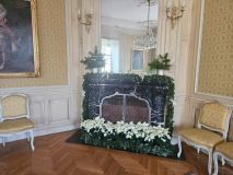 Na zámku Lány se venku sází stromy, uvnitř jsou už Vánoce