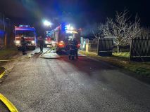 Požár sauny zakouřil celý dům, hasiči museli zasahovat v dýchací technice. Způsobil škodu ve výši tří milionů korun