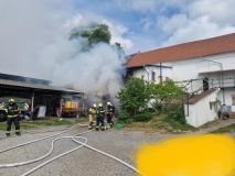 V Tuchoměřicích hořelo auto i garáž