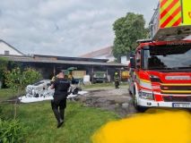 V Tuchoměřicích hořelo auto i garáž