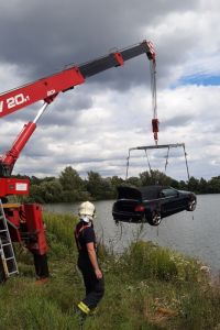 Špatně zaparkovaný kabriolet u golfového hřiště se rozjel a skončil zcela ponořený v jezeře deset metrů od břehu