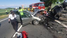 K vážnému střetu dvou aut u Křečhoře letěly dva vrtulníky a jela sanitka, situaci zkomplikovala další kolize