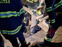 Tragédie ve Svárově. Dělníka zavalil výkop