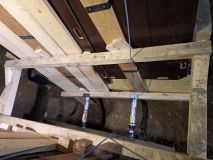 Tragédie ve Svárově. Dělníka zavalil výkop