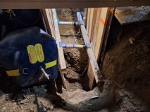 Tragédie ve Svárově. Dělníka zavalil výkop