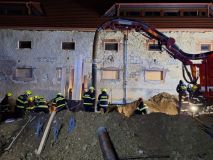 Tragédie ve Svárově. Dělníka zavalil výkop