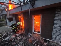 V Hřešicích hořela v neděli ráno chata