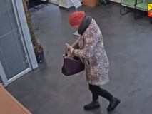 Muž zapomněl v bance v Kladně svůj telefon. V daném čase se tam nacházela i tato žena. Neznáte její totožnost?