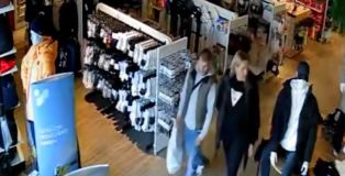 Policie hledá tuto dvojici, navštívila obchodní centrum v Americké