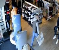 Policie hledá tuto dvojici, navštívila obchodní centrum v Americké