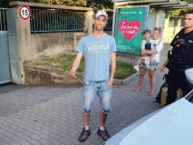 Hledaný muž nejprve močil na veřejném místě, pak zdrhal a nakonec dělal mrtvolu