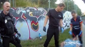 Hledaný muž nejprve močil na veřejném místě, pak zdrhal a nakonec dělal mrtvolu