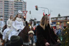 Mikuláš na koni se svým průvodem projel centrum Kladna