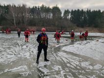 Hasiči trénovali záchranu tonoucího z ledu