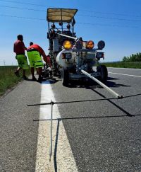 Na středočeských silnicích se opravuje značení. Dejte pozor na stroje