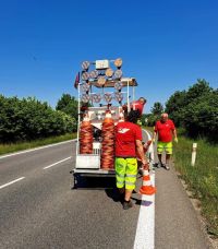 Na středočeských silnicích se opravuje značení. Dejte pozor na stroje