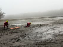 Kladenští hasiči zachraňovali nebohého psa z bahna