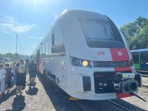Na středočeské koleje vyjely nové vlaky RegioFox a cestujícím nabízejí vysoký komfort
