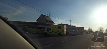 Nehoda na Slovance ve Stochově. Auto nabouralo do zastávky