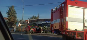 Nehoda na Slovance ve Stochově. Auto nabouralo do zastávky