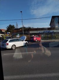 Nehoda na Slovance ve Stochově. Auto nabouralo do zastávky