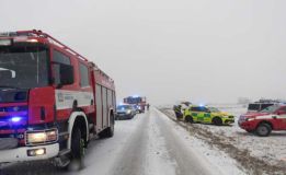 Špatné počasí i neopatrnost řidičů. Od včerejšího odpoledne do dnešního rána čtvrtka 18. ledna se na silnicích v kraji šestnáckrát bouralo. Ledovka si vyžádala i lidskou oběť