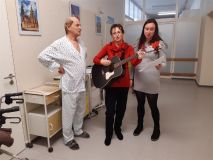 V Kladenské nemocnici se mezi svátky zpívalo, radost měli pacienti i personál