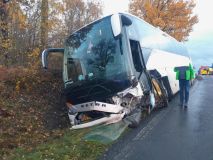 U nehody autobusu a osobního auta u Smečna zasahoval vrtulník