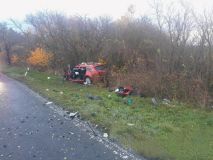 U nehody autobusu a osobního auta u Smečna zasahoval vrtulník