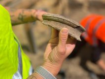 Na Masarykově náměstí ve Slaném objevili archeologové keramiku z 13. století