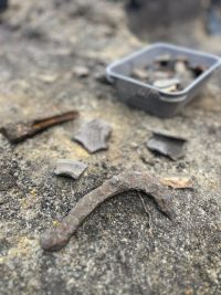 Na Masarykově náměstí ve Slaném objevili archeologové keramiku z 13. století