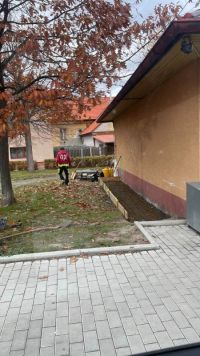 Výstavbu Alza boxu ve Smečně narušil vandal