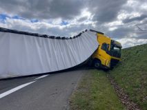OBRAZEM: Dálnici u Brandýska uzavřela nehoda kamionu