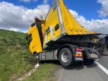 OBRAZEM: Dálnici u Brandýska uzavřela nehoda kamionu