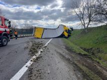 OBRAZEM: Dálnici u Brandýska uzavřela nehoda kamionu