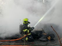 Hasiči likvidovali ve středu ráno požár chaty u letiště