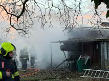 Hasiči likvidovali ve středu ráno požár chaty u letiště