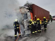 Obrazem: S ohněm kamionu s nábytkem bojovalo na dálnici šest jednotek středočeských hasičů, nejdříve se ale k požáru museli prodrat kolonami