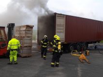 Obrazem: S ohněm kamionu s nábytkem bojovalo na dálnici šest jednotek středočeských hasičů, nejdříve se ale k požáru museli prodrat kolonami