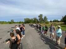 Nepříjemný zážitek cestujících v kyvadlovém autobuse na hudební festival Let It Roll Milovice. Museli se „odhalit“ před policisty s psovody