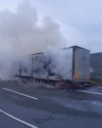 Dálnice z Prahy do Ústí ráno stála. Hořel kamion