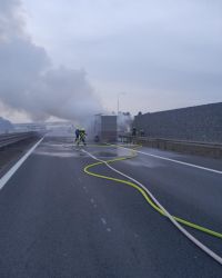 Dálnice z Prahy do Ústí ráno stála. Hořel kamion