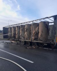 Dálnice z Prahy do Ústí ráno stála. Hořel kamion