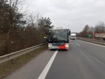 Hrozil požár autobusu. Hasiči na dálnici evakuovali cestující