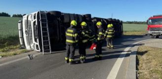 Na silnici na Buštěhrad se převrátil kamion