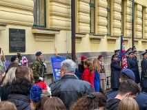 Před gymnáziem si připomněli Den veteránů