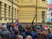 Před gymnáziem si připomněli Den veteránů
