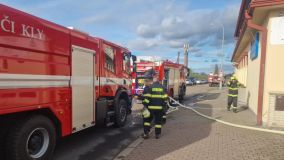 Foto: V sanatoriu v Mělníku hořelo, byl vyhlášen druhý poplachový stupeň, osoby musely být evakuovány, pomohl vyhřátý autobus ze Slaného